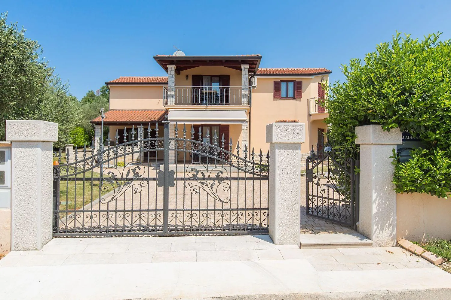 Mediterranes Apartment Nur 200 Meter Zum Strand Mit Pool, Grillbereich, Privater Terrasse, Wifi Porec