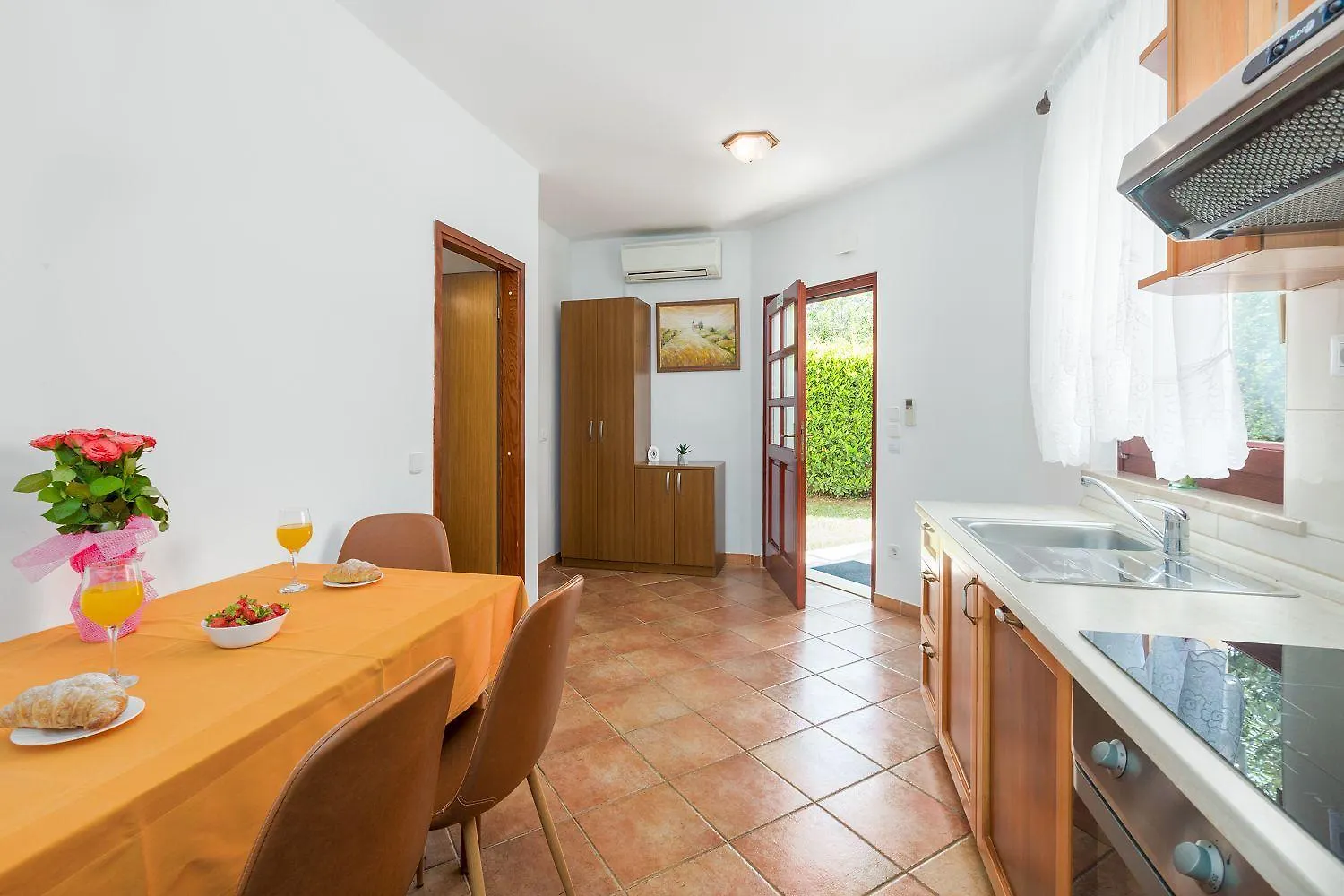 Mediterranes Apartment Nur 200 Meter Zum Strand Mit Pool, Grillbereich, Privater Terrasse, Wifi Poreč