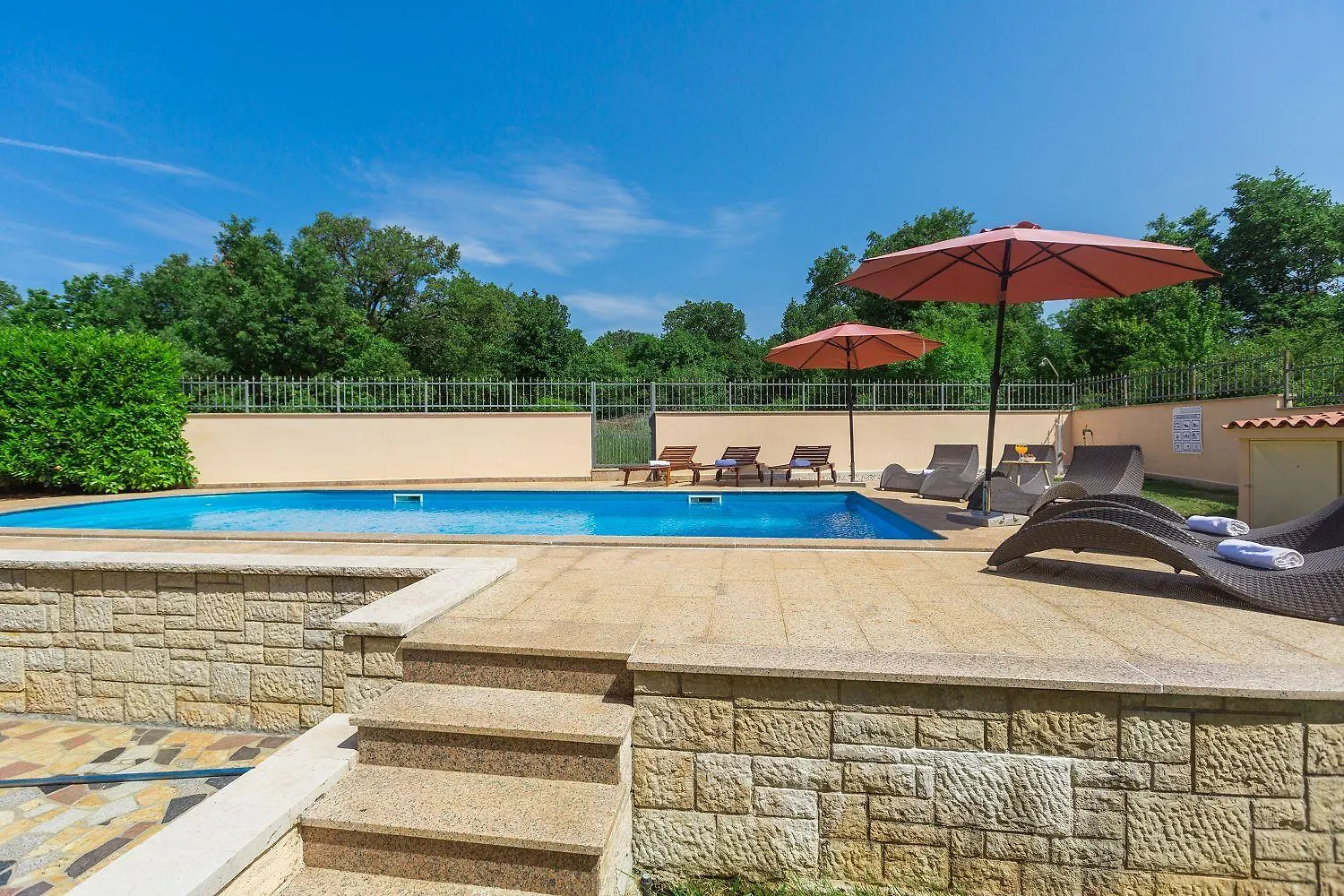 Mediterranes Apartment Nur 200 Meter Zum Strand Mit Pool, Grillbereich, Privater Terrasse, Wifi Poreč